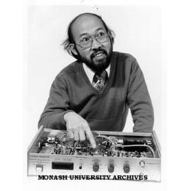 Dr Kim Ng with 'Monash Neuromuscular Block Monitor'