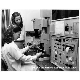 Student Katy Dimitropoulos (left) and Dr Jennifer Rolland using fluorescent cell probe techniques