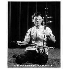 Visiting Thai musician Chalermsak Pikulsri playing so u