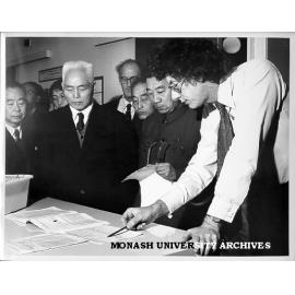 Dr Grahame Taylor outlining research for Chinese Minister for Public Health, Mr Qian Xinzhong (second left)