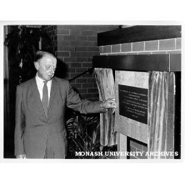 Chancellor Sir George Lush unveiling plaque commemorating Ukranian community endowment