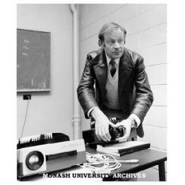 Dr Donald Thomson explaining research on witness memory