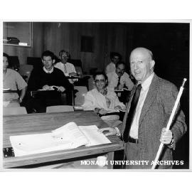 US visitor Dr Julius Bendat conducting short course