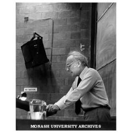 Hugh Stretton, delivering 6th Oscar Mendelsohn Lecture