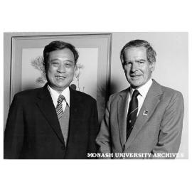 Vice-President of Nanjing University, Dr Feng Zhi Guang and Vice-Chancellor Professor Ray Martin