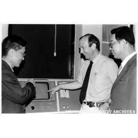 Visitors from China, Mr Zhou Beilong from Chinese State Commission for Education, and Mr Liu Jinke from Chinese National Commission for UNESCO with Dr Charles Osborne of Applied Physics