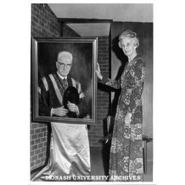 Lady Vera Chamberlin unveiling portrait of Sir Michael Chamberlin, former Deputy Chancellor, at Mannix College