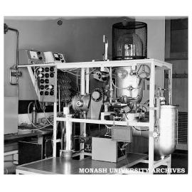 High vacuum evaporator
