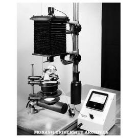 Monochromatic light polarizing unit and tilting stage with macrographic camera and exposure metre