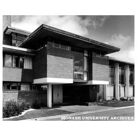 Deakin Hall front entrance