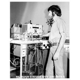 Ion bombardment unit preparing specimens for electron microscopy