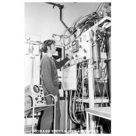 Cryostat holding specimen temperature down to 0.4K for Mossbauer experiments