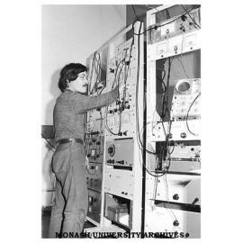 Spectrometer used in transmission electron-spin resonance research
