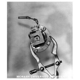 Electron microscope tilting stage