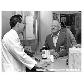 Student practising hospital pharmacy (outpatients)