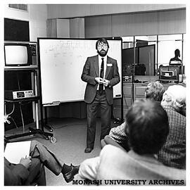 Professor Tom Cannon of the UK, at a seminar on the Role of Innovation and Entrepreneurship in Small Business Formation