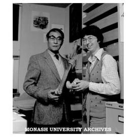 Chinese palaeontologist Dr Minchen Chow with drumstick of the New Zealand bird, the Moa, and Dr Pat Rich with fragment of the drumstick of a large Chinese bird, the Eocene
