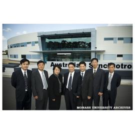 Delegates from Wuhan University of Technology with Professor Yibing Cheng (3rd from right) visiting the Australian Synchrotron