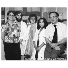 British Nobel Prize winner Sir Geoffrey Wilkinson visiting Department of Chemistry students